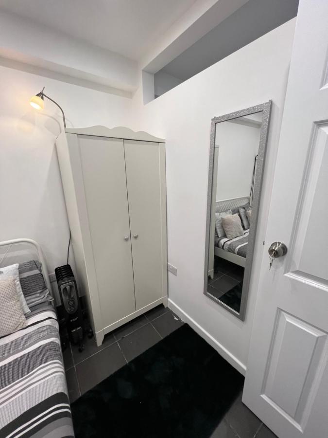 Modern Flat In Central Egham By Windsor Castle, Staines-Upon-Thames And Heathrow Airport Zewnętrze zdjęcie