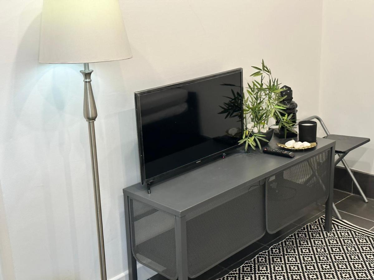 Modern Flat In Central Egham By Windsor Castle, Staines-Upon-Thames And Heathrow Airport Zewnętrze zdjęcie