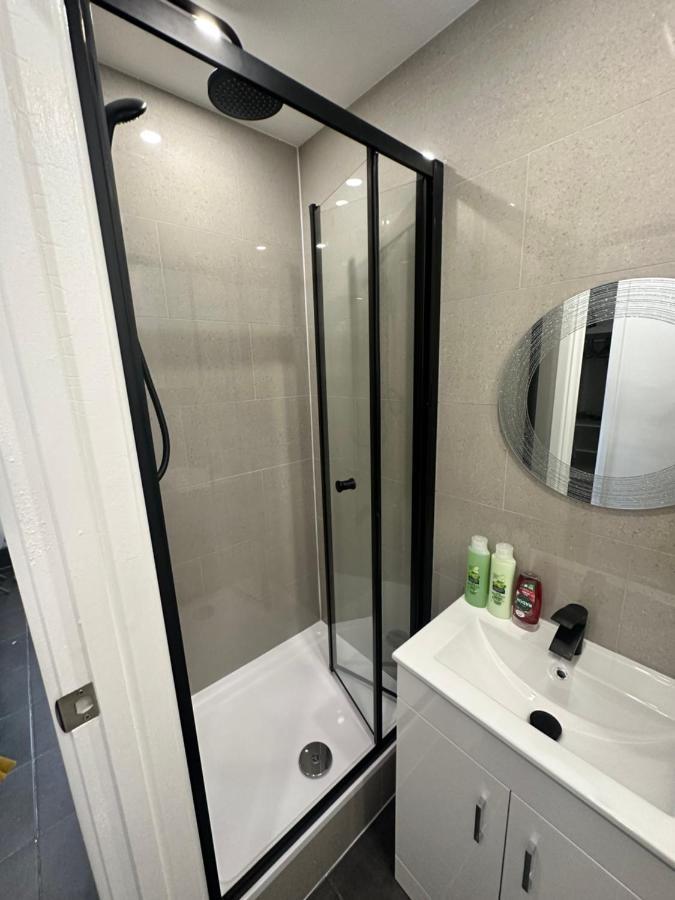 Modern Flat In Central Egham By Windsor Castle, Staines-Upon-Thames And Heathrow Airport Zewnętrze zdjęcie